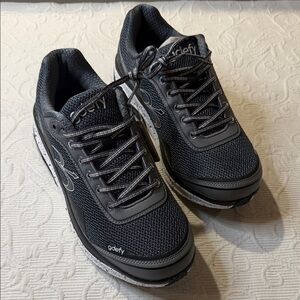 Gdefy Women's Mighty Walk Orthotic Sneakers. NWT size 10. Athletic Performance